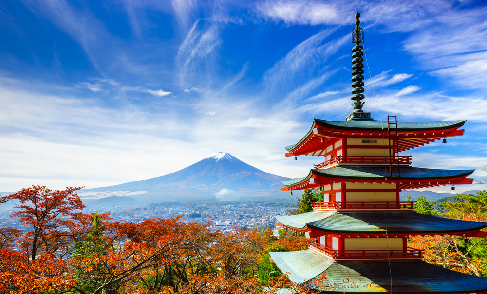 Pagoda roja con el monte Fuji, follaje otoñal y ciudad.
