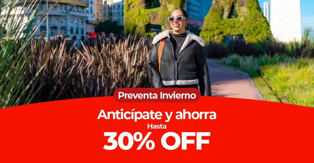 Una mujer con chaqueta negra y gafas de sol en un parque urbano.