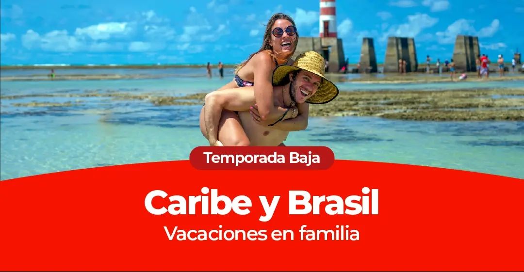Pareja sonriente en playa con faro, anuncio de vacaciones a Caribe y Brasil.