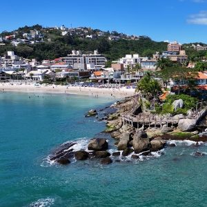 Vista aérea de una ciudad costera con playa y edificios.
