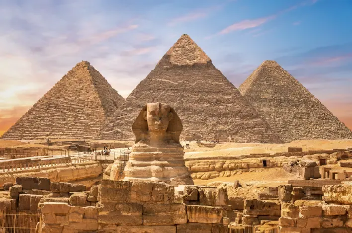 La Esfinge y tres pirámides de Giza en el desierto.