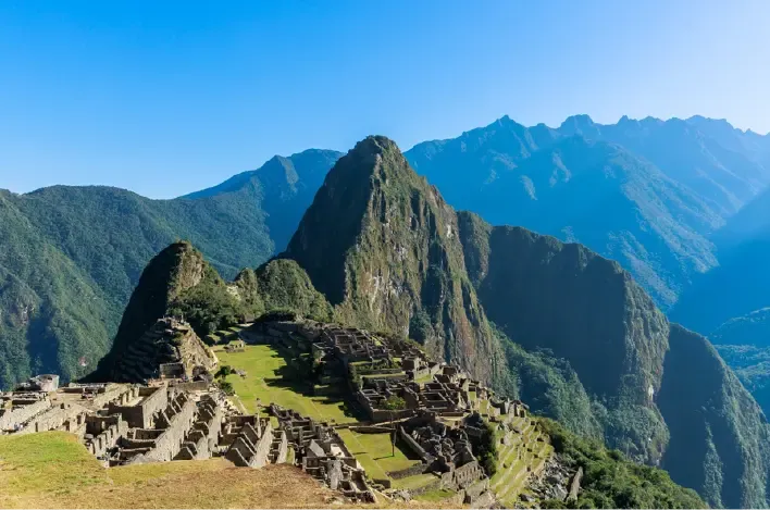 Ruinas incas de Machu Picchu con montañas y cielo despejado.